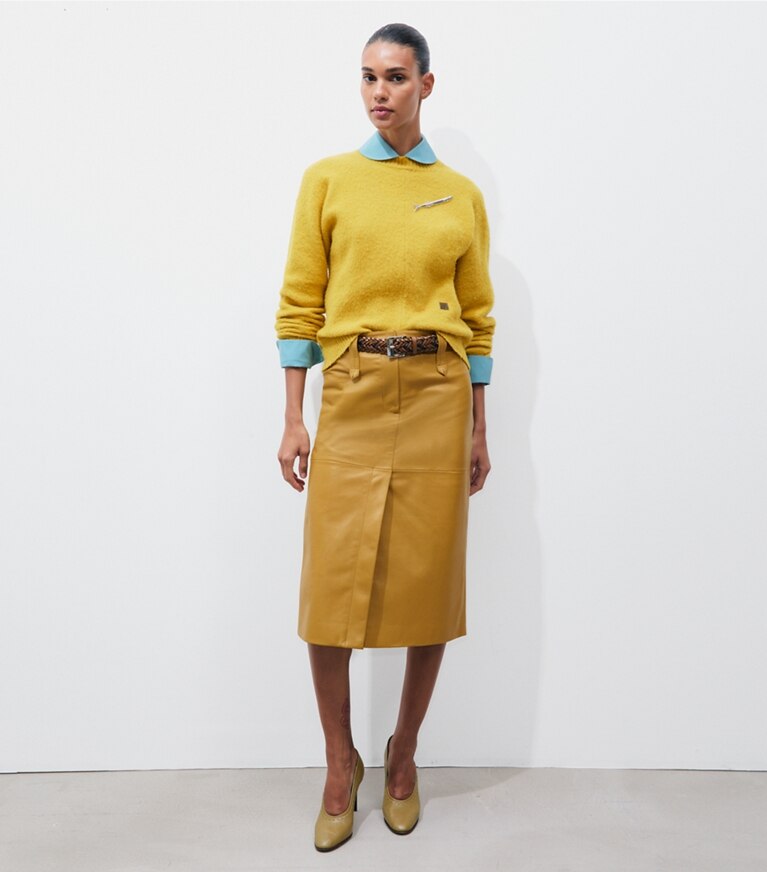 Tory Burch designer bas Jupe en cuir dans Sienna Gold sur modèle, de face