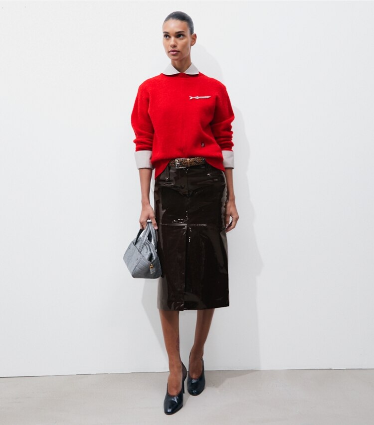 Tory Burch designer bas Jupe en cuir verni dans Brown Glace sur modèle, de face