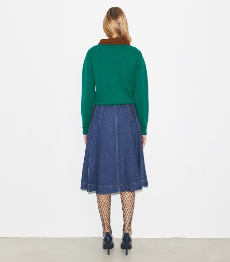 Tory Burch designer bas Jupe en denim à pinces dans Dark Vintage Wash sur modèle, de dos