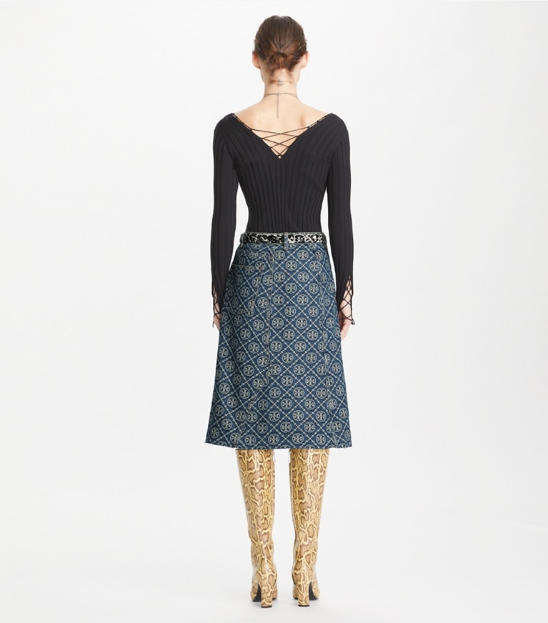 Tory Burch designer bas Jupe en denim déstructurée dans T-Monogram Vintage Wash sur modèle, de dos