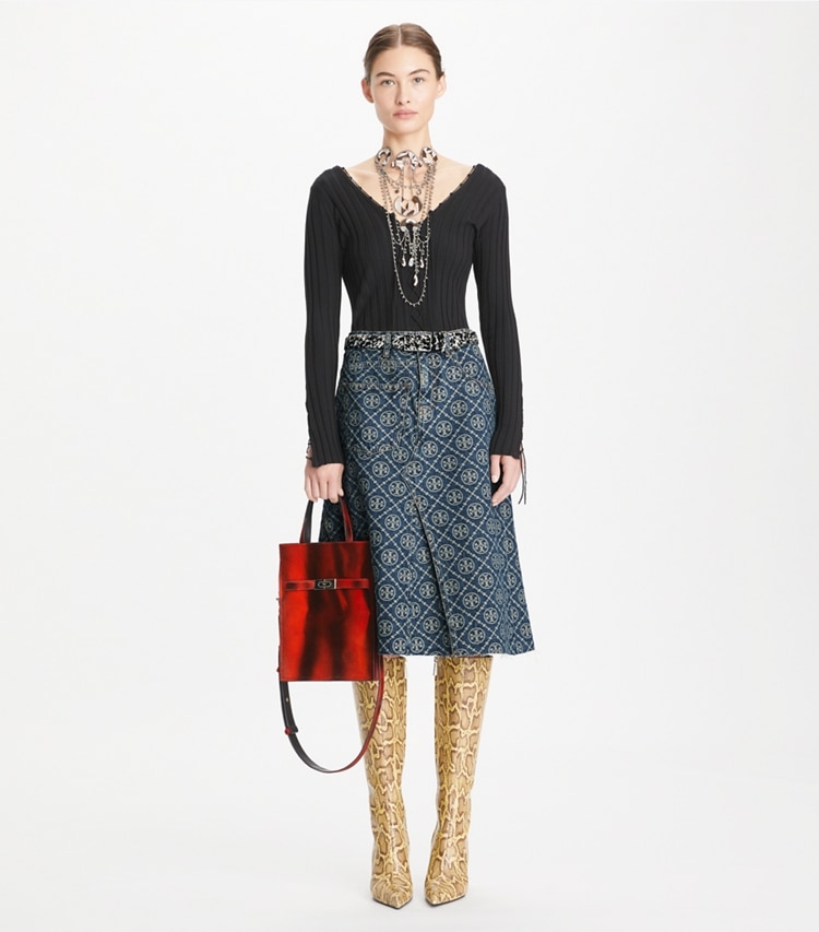 Tory Burch designer bas Jupe en denim déstructurée dans T-Monogram Vintage Wash sur modèle, de face