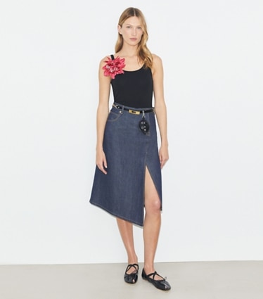 Tory Burch designer bas Jupe en denim de coton in Raw/Unwashed sur mannequin, devant