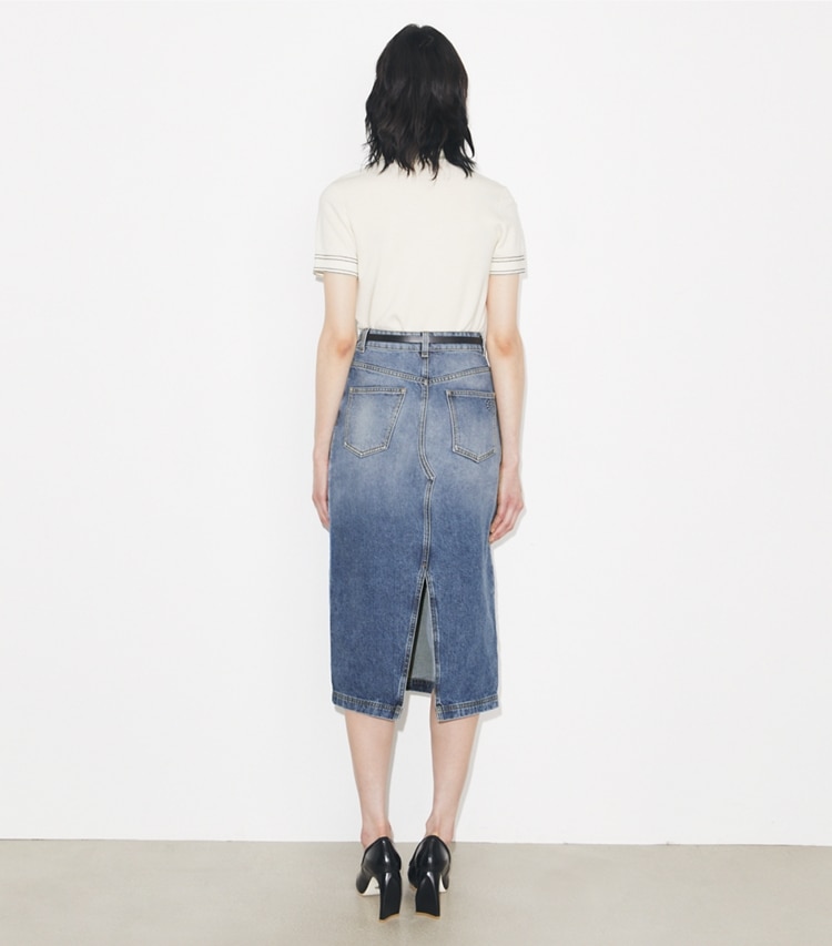 Tory Burch designer bas Jupe en jean dans Light Vintage Wash sur modèle, de dos