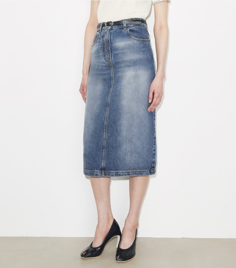 Tory Burch designer bas Jupe en jean dans Light Vintage Wash détail sur modèle