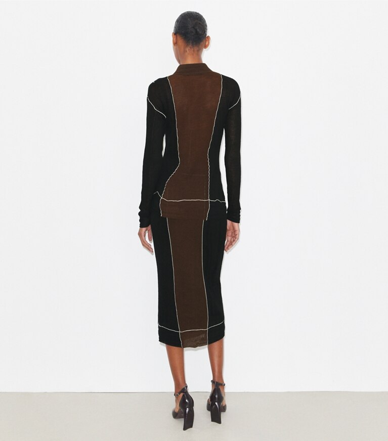 Tory Burch designer bas Jupe en laine à blocs de couleur dans Black / Chocolate sur modèle, de dos