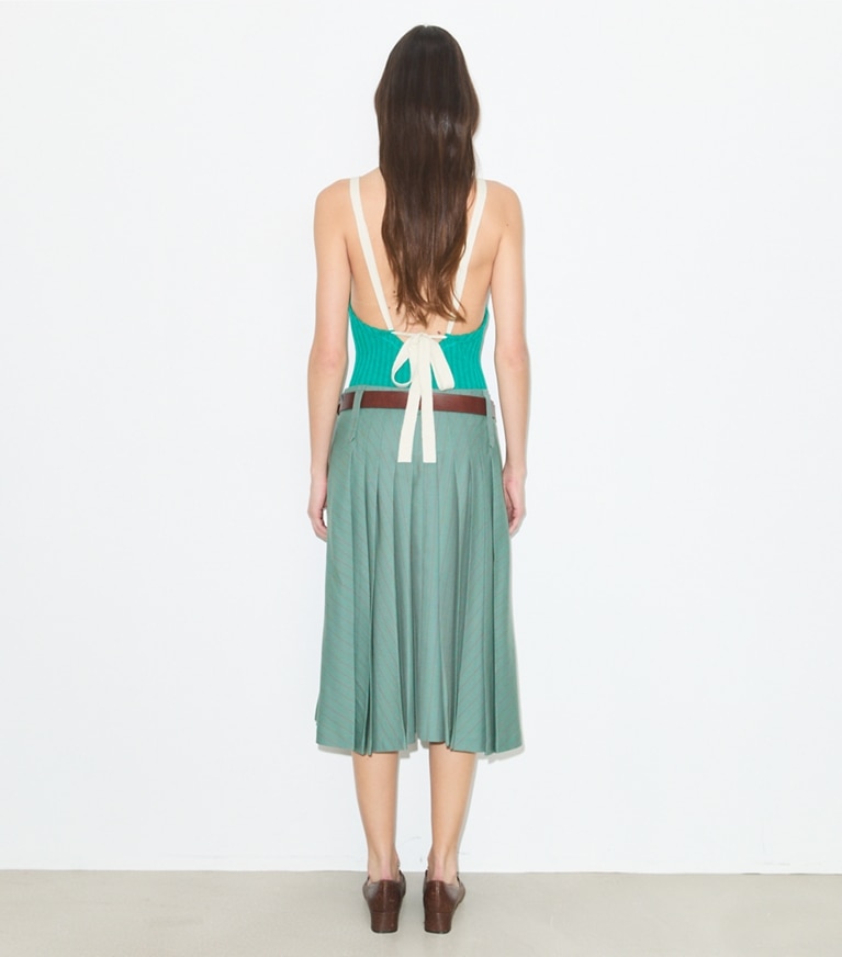 Tory Burch designer bas Jupe en laine à pinces dans Teal / Red Stripe sur modèle, de dos