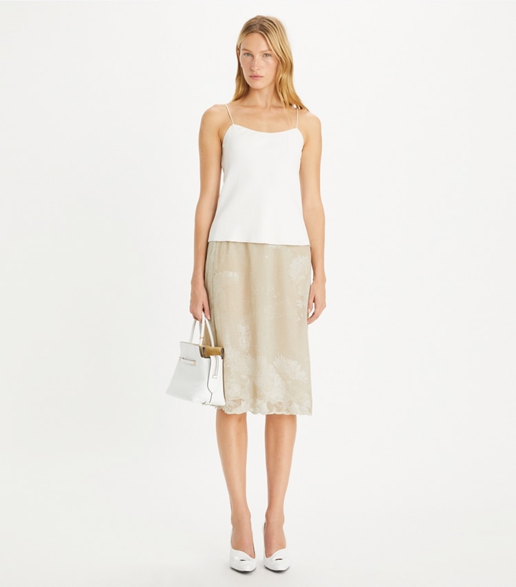 Tory Burch designer bas Jupe en mesh jersey à ornements in Toasted Biscuit sur mannequin, devant