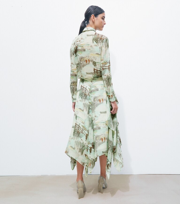 Tory Burch designer bas Jupe en mousseline imprimée dans Yellow Forest sur modèle, de dos