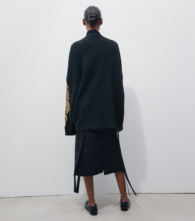 Tory Burch designer bas Jupe en satin de soie dans Black sur modèle, de dos