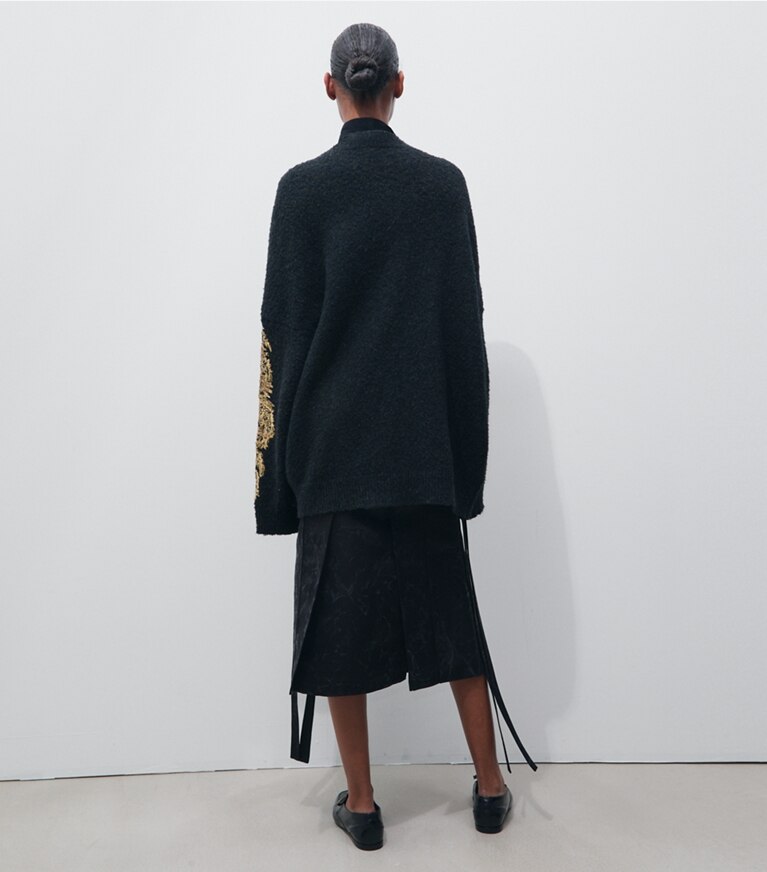 Tory Burch designer bas Jupe en satin de soie dans Black sur modèle, de dos