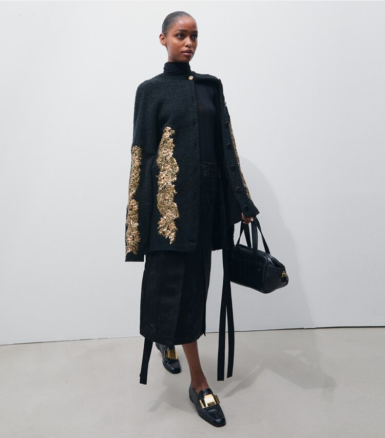 Tory Burch designer bas Jupe en satin de soie dans Black sur modèle, de face