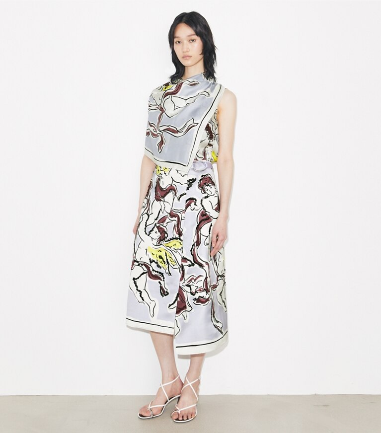 Tory Burch designer bas Jupe en satin imprimé in Lilac Cherubs sur mannequin, devant