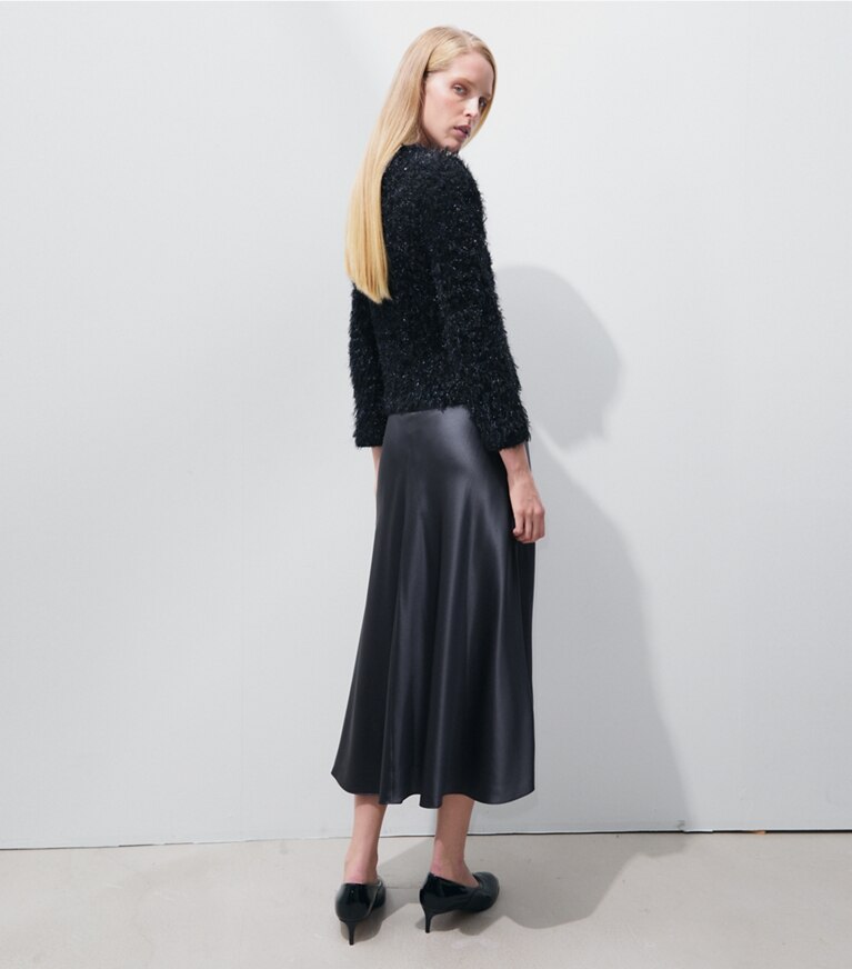 Tory Burch designer bas Jupe en satin dans Bluestone sur modèle, de dos