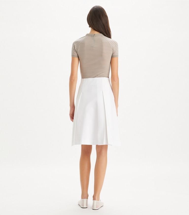 Tory Burch designer bas Jupe en sergé plissée dans White sur modèle, de dos