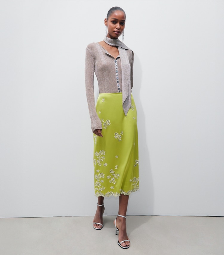 Tory Burch designer bas Jupe en soie ornée dans Green Citron sur modèle, de face