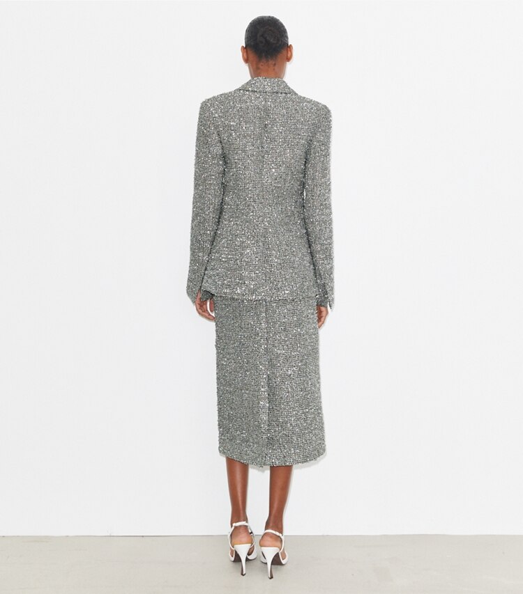 Tory Burch designer bas Jupe en tweed dans Metallic Silver sur modèle, de dos