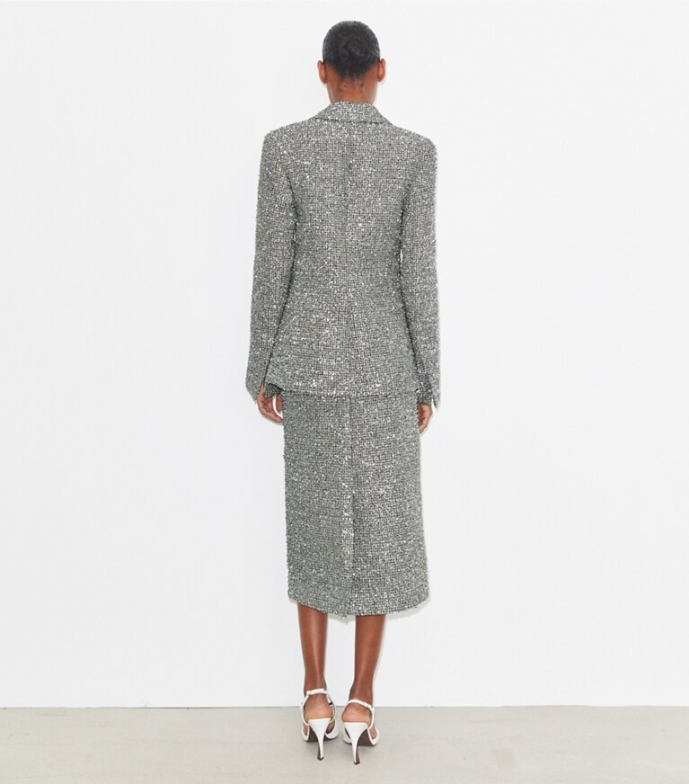Tory Burch designer bas Jupe en tweed dans Metallic Silver sur modèle, de dos