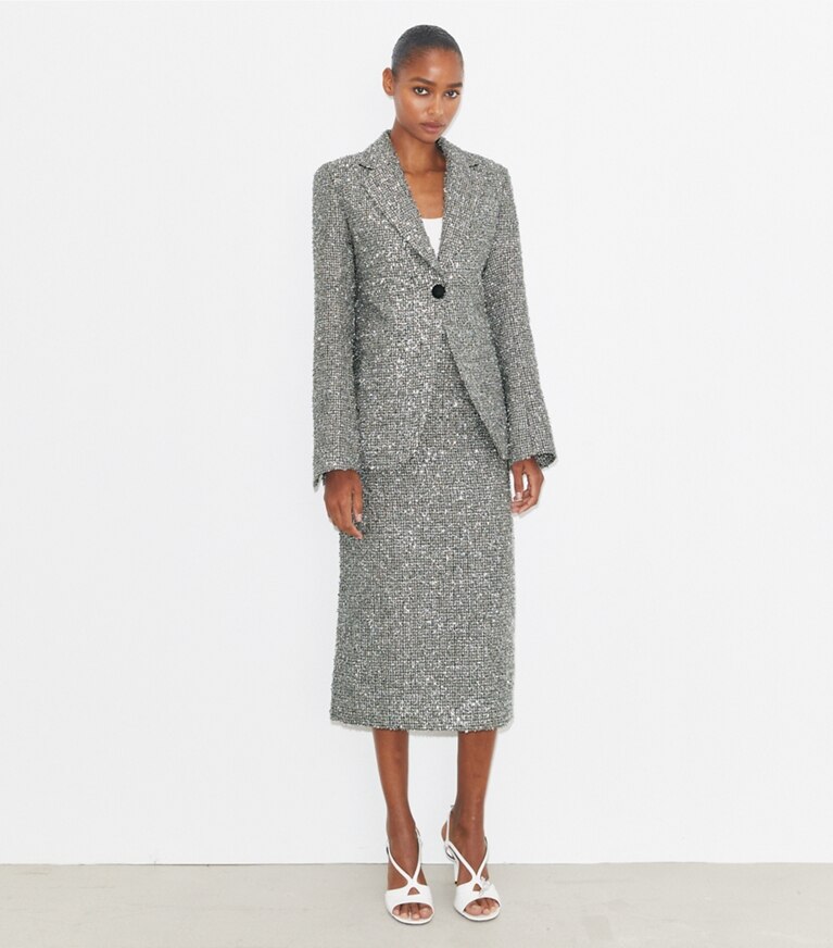 Tory Burch designer bas Jupe en tweed dans Metallic Silver sur modèle, de face