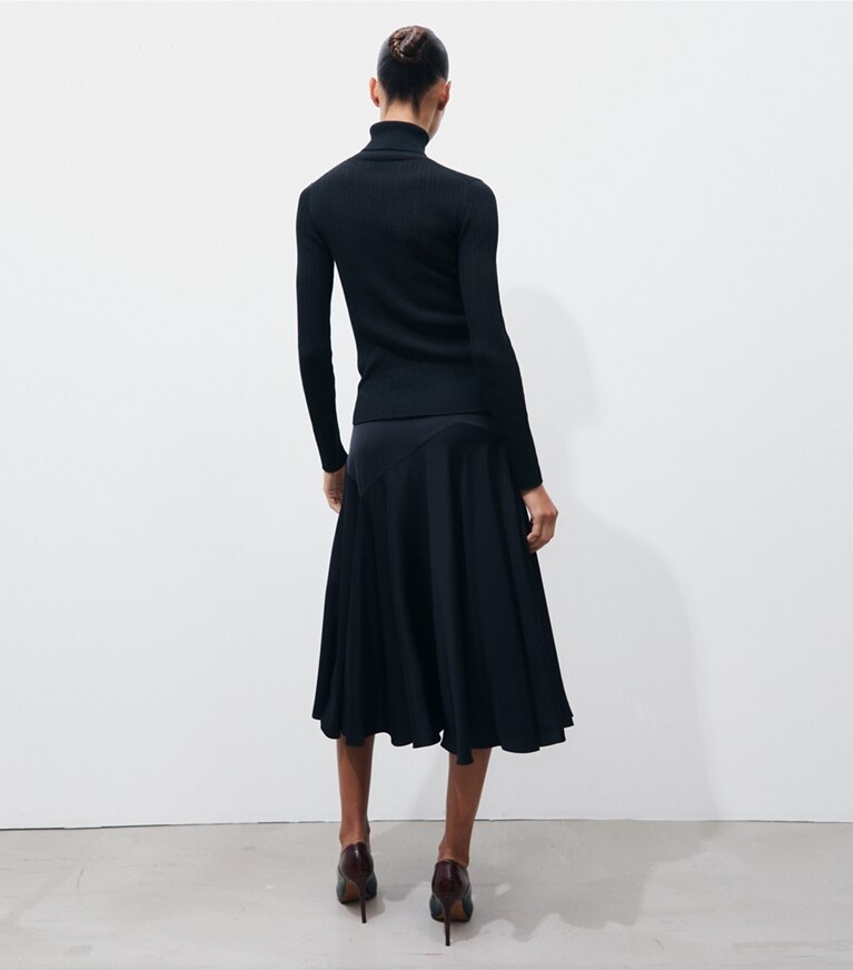 Tory Burch designer bas Jupe en viscose dans BLACK sur modèle, de dos