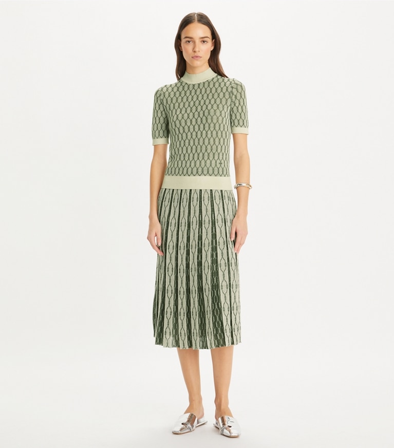 Tory Burch designer bas Jupe jacquard à plis creux dans French Cream / Jadite sur modèle, de face