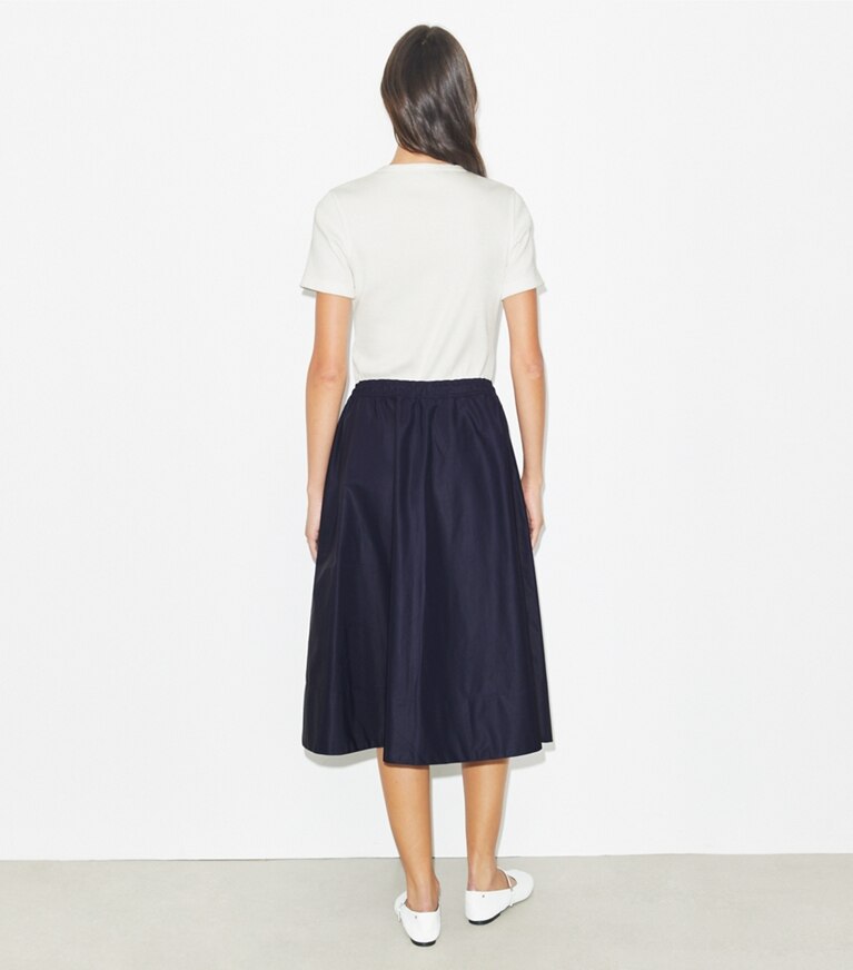 Tory Burch designer bas Jupe midi en nylon à cordon de serrage dans Medium Navy sur modèle, de dos