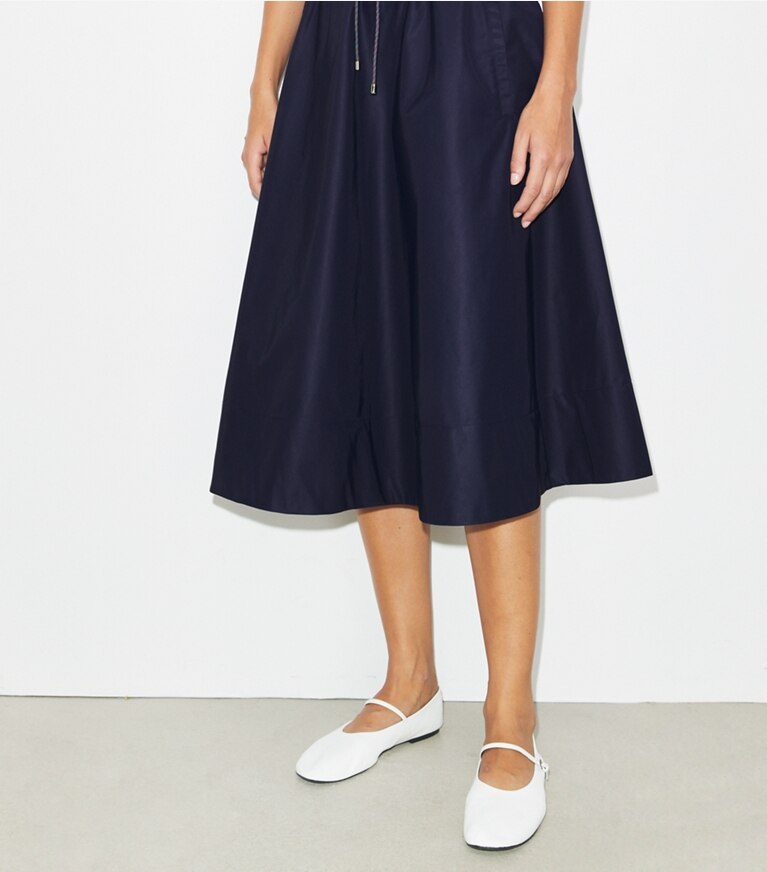 Tory Burch designer bas Jupe midi en nylon à cordon de serrage dans Medium Navy détail sur modèle