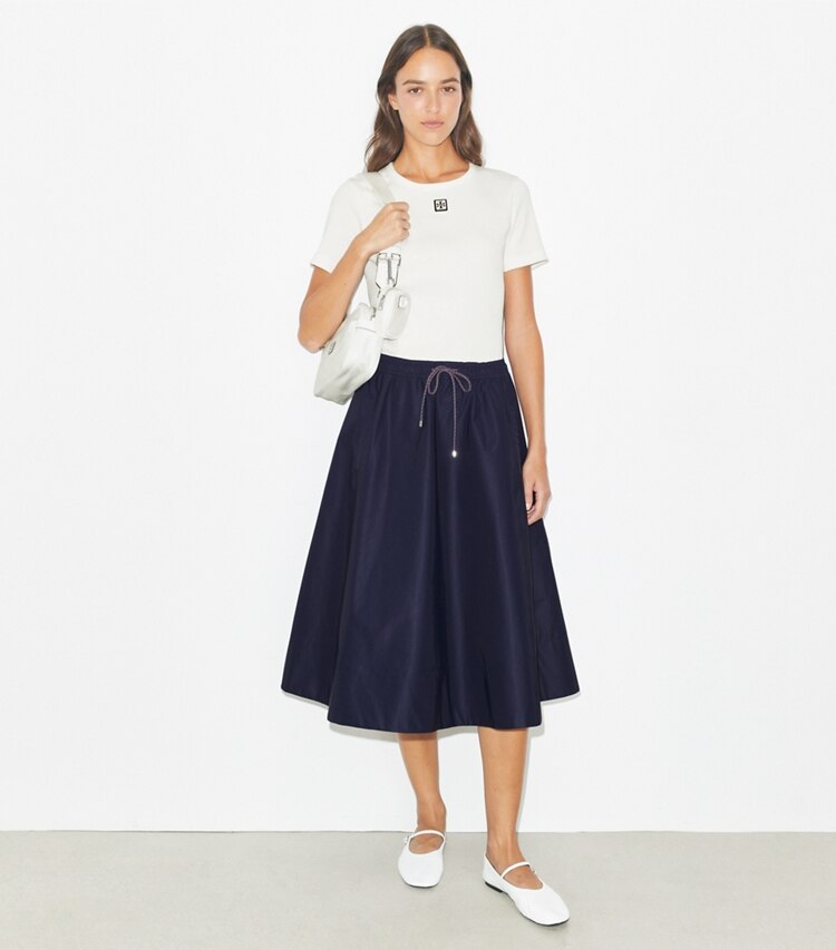 Tory Burch designer bas Jupe midi en nylon à cordon de serrage dans Medium Navy sur modèle, de face