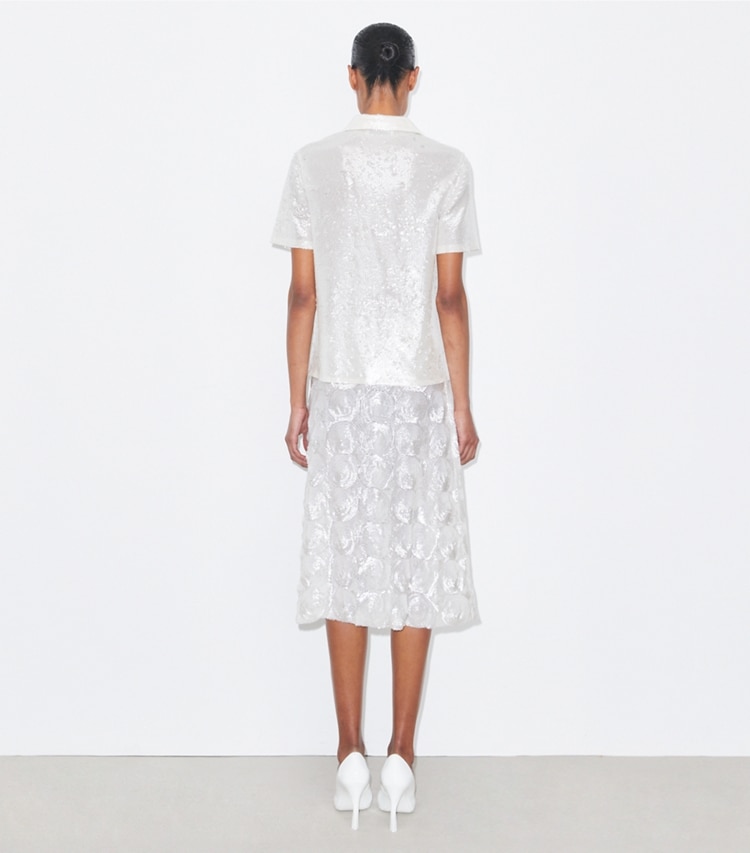 Tory Burch designer bas Jupe ornée de paillettes dans Marshmallow sur modèle, de dos