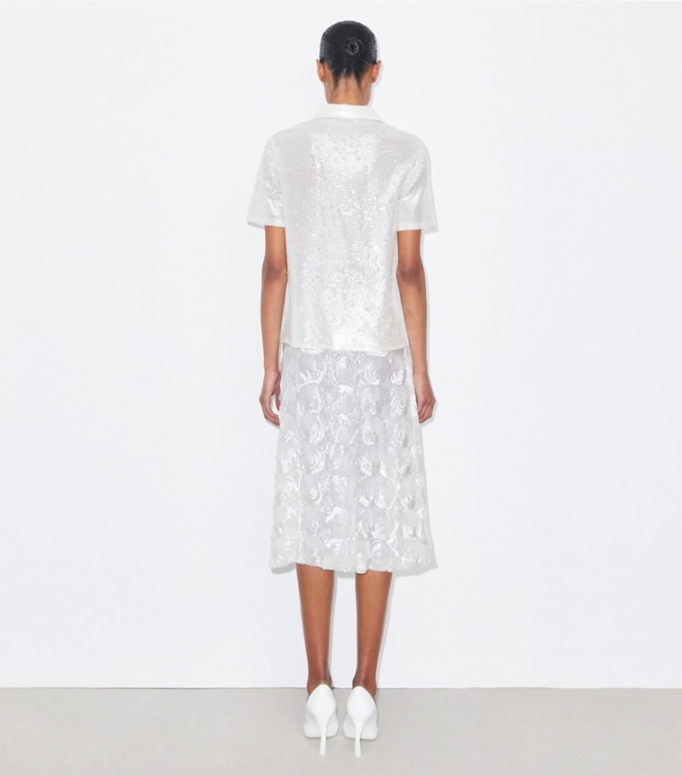 Tory Burch designer bas Jupe ornée de paillettes dans Marshmallow sur modèle, de dos