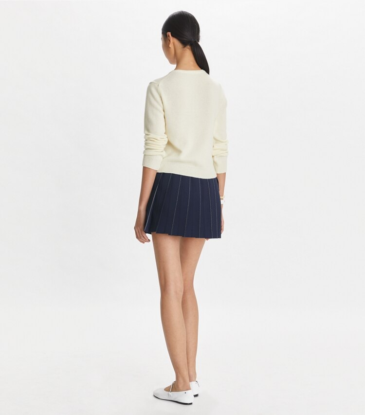 Tory Sport designer bas Jupe plissée à surpiqûres dans Tory Navy sur modèle, de dos