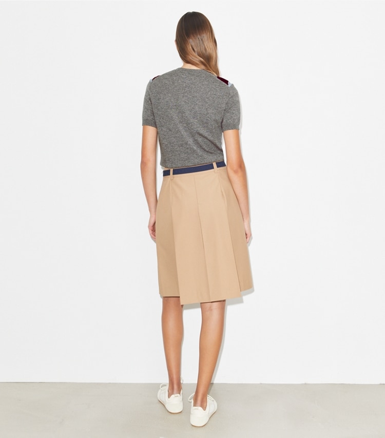 Tory Burch designer bas Jupe plissée en nylon dans Khaki sur modèle, de dos