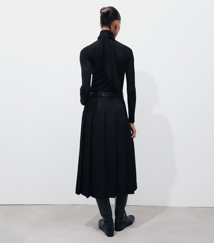 Tory Burch designer bas Jupe plissée en sergé ajustée dans Black sur modèle, de dos