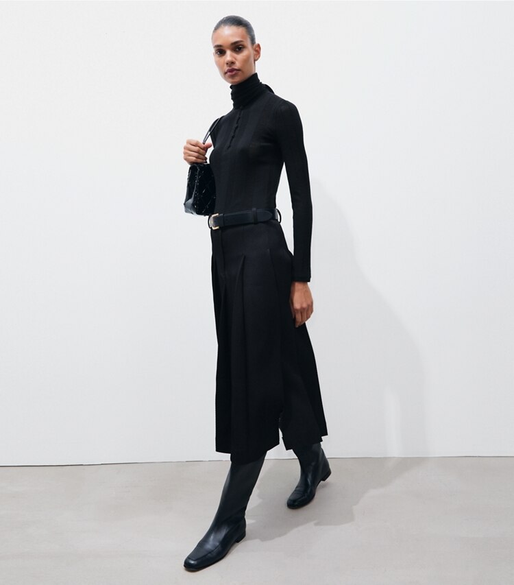 Tory Burch designer bas Jupe plissée en sergé ajustée dans Black sur modèle, de face
