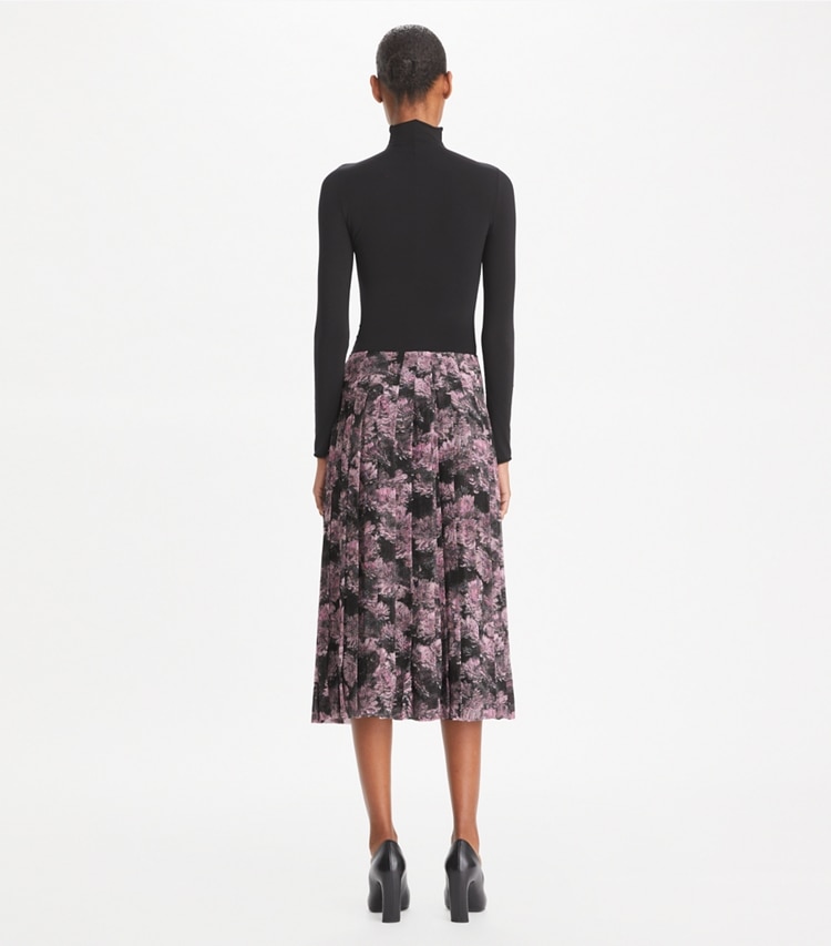 Tory Burch designer bas Jupe plissée en soie imprimée in Pink Pixel Floral on model back