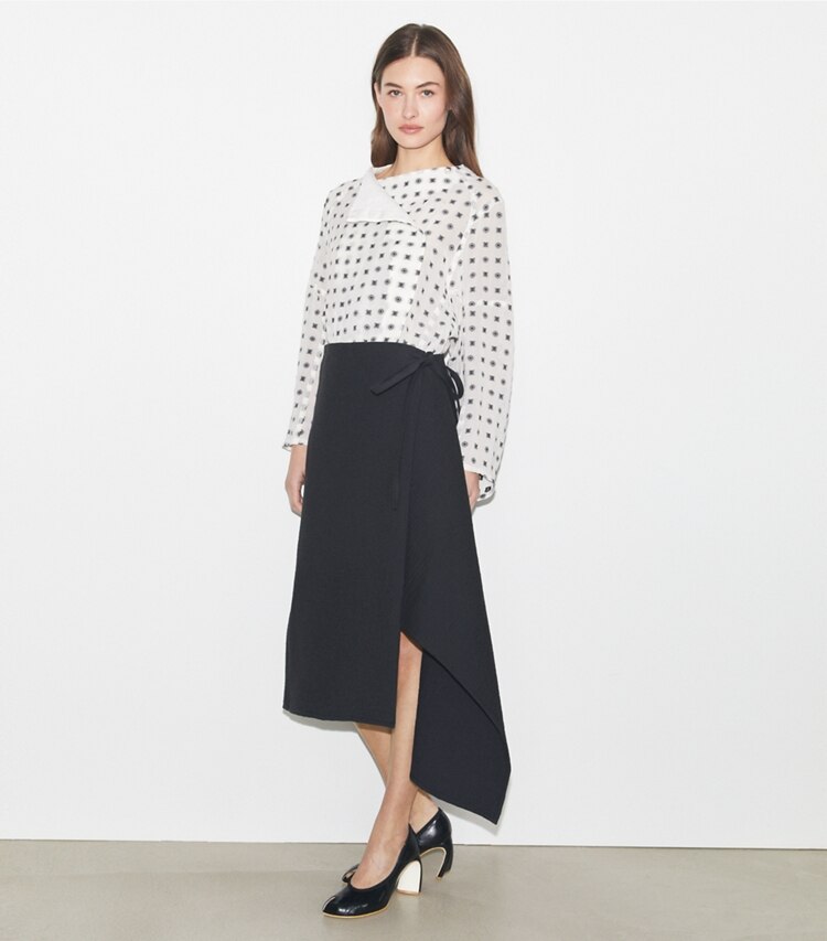 Tory Burch designer bas Jupe portefeuille en coton in Black sur mannequin, devant