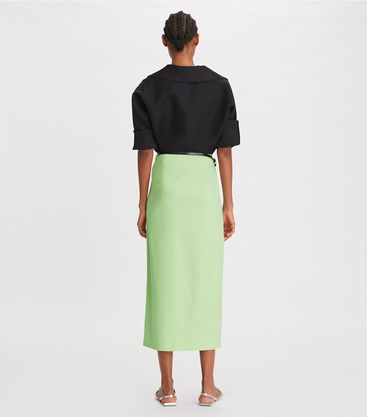 Tory Burch designer bas Jupe portefeuille en satin dans Mint sur modèle, de dos