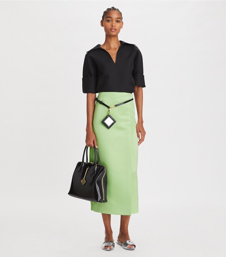 Tory Burch designer bas Jupe portefeuille en satin dans Mint sur modèle, de face