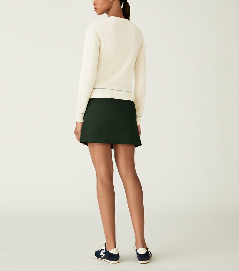 Tory Sport designer bas Jupe-short à volants en twill technique dans Conifer sur modèle, de dos
