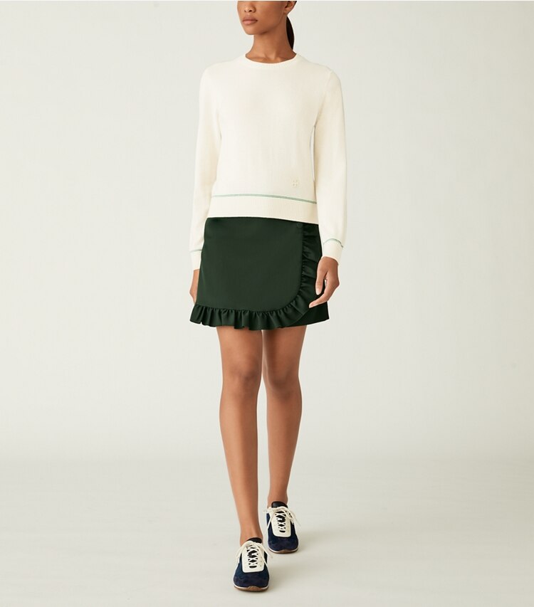 Tory Sport designer bas Jupe-short à volants en twill technique dans Conifer sur modèle, de face