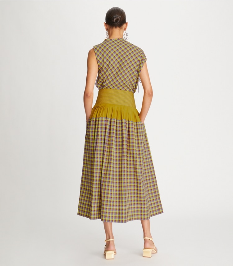 Tory Burch designer bas Jupe Veronica color-block à carreaux dans Lemon Lime sur modèle, de dos