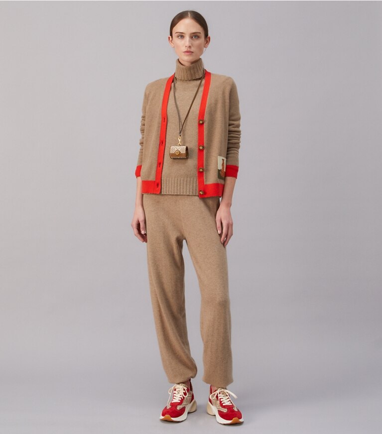 Tory Burch designer strickware Kaschmircardigan mit Tiger-Aufnäher in RICH TAUPE / BRILLIANT RED front