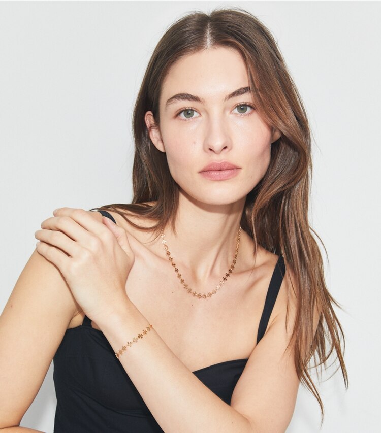 Tory Burch designer armbänder Kira Armband in Tory Gold accessory on model
