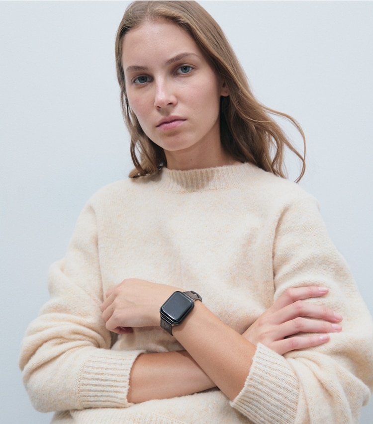 Tory Burch diseñador relojes inteligentes Kira Band for Apple Watch® en BROWN FAUX CROC accesorio en modelo