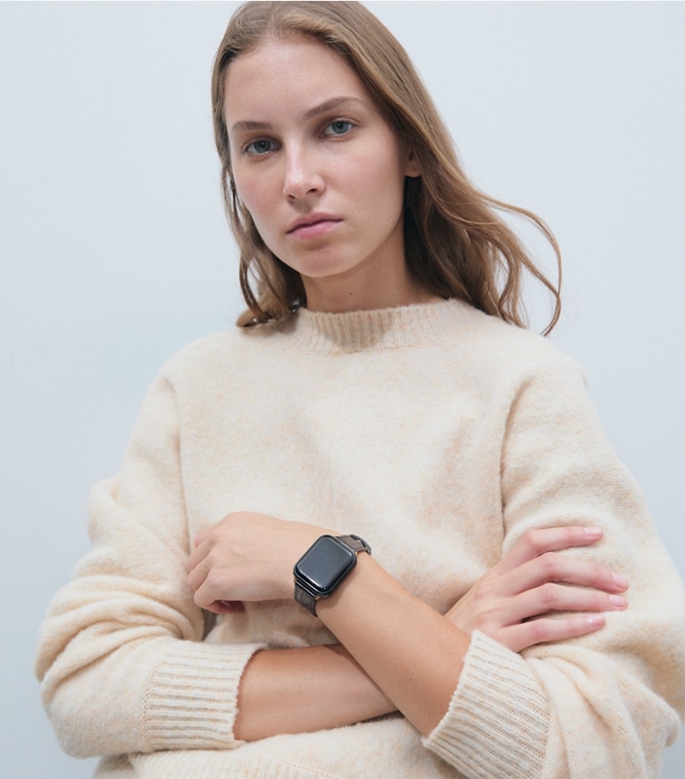 Tory Burch diseñador relojes inteligentes Kira Band for Apple Watch® en BROWN FAUX CROC accesorio en modelo