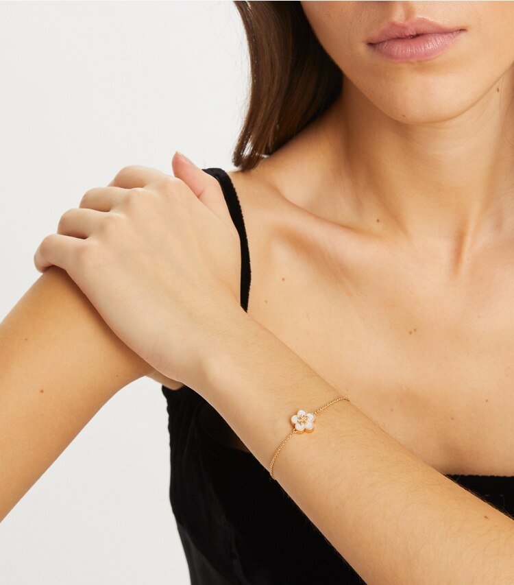 Tory Burch designer armbänder Kira Blumenarmband in Tory Gold / Mother of Pearl accessory on model
