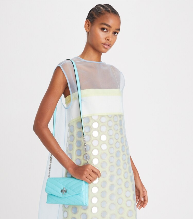 Tory Burch designer ミニバッグ キラ シェブロン チェーンウォレット in Light Celeste accessory on model