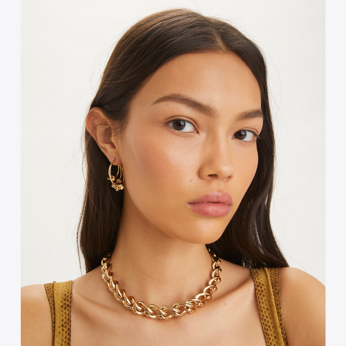 アクセサリーその他 TORY BURCH Woman Jewel Ivory 18151 110 TORY BURCH Crystal-Pearl Stud Earring Ivory Tory Gold 18151