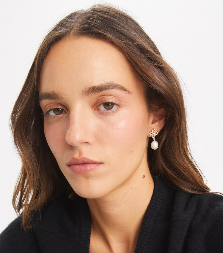 Tory Burch designer ohrringe Kira Clover Pearl Hängeohrring in Tory Gold / Pearl / Crystal accessory on model