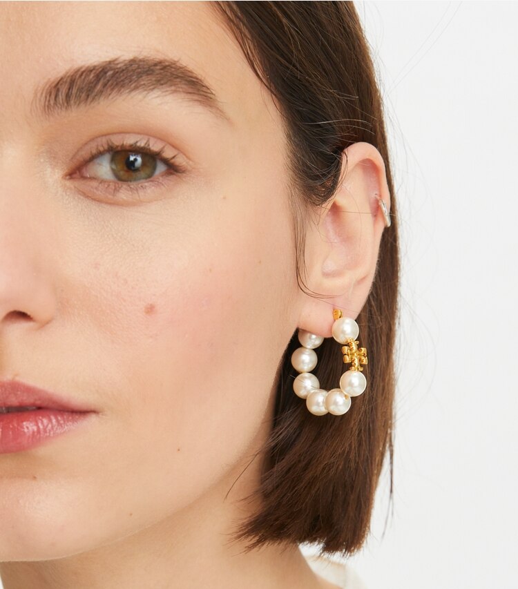 Tory Burch designer ohrringe Kira Creole mit Perlen in Rolled Brass #59 / Ivory accessory on model