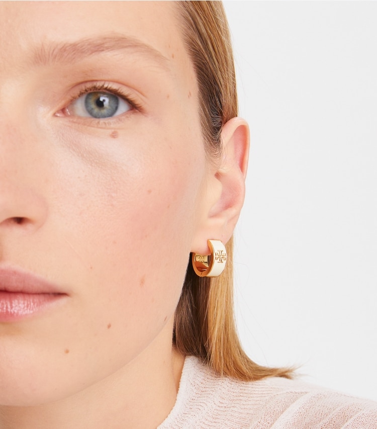 Tory Burch designer ohrringe Kira Creolen aus Emaille in Tory Gold / New Ivory accessory on model